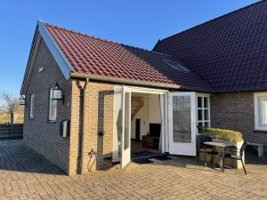 德科赫Landhuis Mariëtta的砖屋,有白色的门和桌子