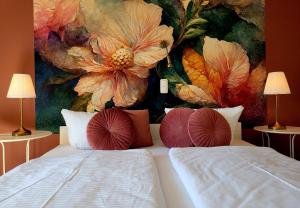 ein Schlafzimmer mit einem Blumenbild an der Wand in der Unterkunft Pension Lavida Usedom in Zinnowitz