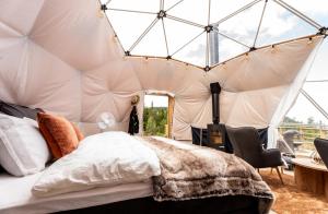 a bedroom with a bed in a tent at Arctic Dome Gudbrandsdalen in Sør-Fron