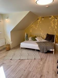 una camera da letto con un letto con luci sul muro di A Studio That Warms the Soul a Tapa