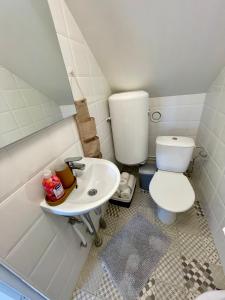 un piccolo bagno con un water e un lavandino di A Studio That Warms the Soul a Tapa