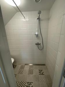 bagno con doccia e pavimento piastrellato di A Studio That Warms the Soul a Tapa
