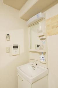 東京にあるF-Mansion209の洗面台と鏡のある白いバスルーム