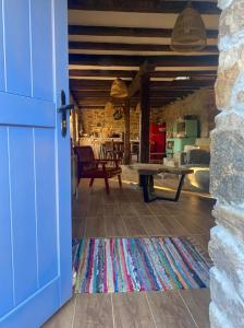 Zimmer mit blauer Tür und Teppich in der Unterkunft Ta Petrina Cottage in Selishte