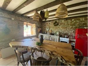 eine Küche mit einem Holztisch und einem roten Kühlschrank in der Unterkunft Ta Petrina Cottage in Selishte + 29 Fotos