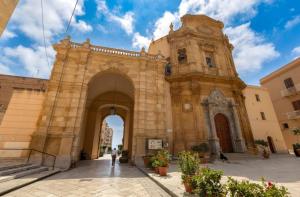 an entrance to a building with an archway at Casa vacanze MARIA AMATO in Marsala