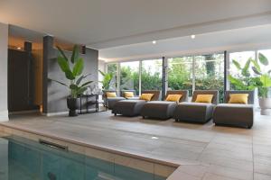 ein Wartezimmer mit Sofas und einem Pool in der Unterkunft Am Berghang in Bad Bentheim