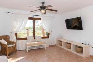 Il comprend un salon doté d'un ventilateur de plafond et d'une télévision. dans l'établissement Finca del Corazòn, à Campos