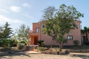 une maison avec un arbre devant dans l'établissement Finca del Corazòn, à Campos