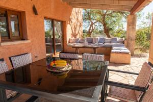 d'une terrasse avec une table en verre, des chaises et un canapé. dans l'établissement Finca del Corazòn, à Campos