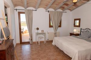 une chambre avec un lit, une table et une fenêtre dans l'établissement Finca del Corazòn, à Campos 37 autres photos