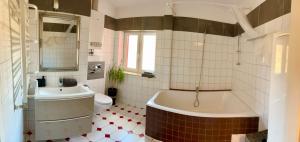 Ένα μπάνιο στο LAS SŁUPSKI PREMIUM PANORAMIC APARTAMENT NR8 Wifi Netflix Smart TV55 full kitchen double bathtub up to 4 people full pleasure quality stay