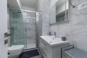 Koupelna v ubytování Apartments Ljiljana + 35 fotografií