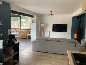 Televízia a/alebo spoločenská miestnosť v ubytovaní Charmante maison familiale entre mer et forêt