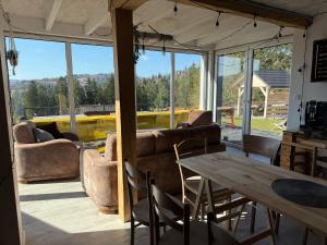 ein Wohnzimmer mit Sofas und einem Tisch in der Unterkunft LUCE Chata in Nieledwia