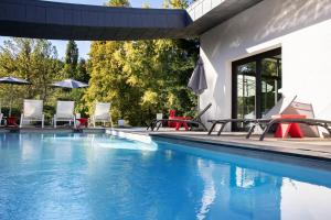 Bazén v ubytování L'Aubinière Hôtel Restaurant & Spa nebo v jeho okolí