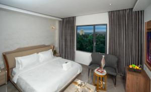 una camera d'albergo con un letto e una finestra di Hotel Sri Ashvik Rameswaram a Rāmeswaram