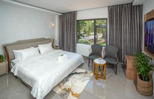 una camera d'albergo con un letto, un tavolo e delle sedie di Hotel Sri Ashvik Rameswaram a Rāmeswaram