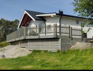 NekkøyaneFærøya 49的白色的房子,设有门廊和围栏