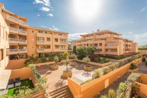 an image of an apartment complex with a courtyard at La Suite Régina - Downtown, terrace, parking in Sainte-Maxime