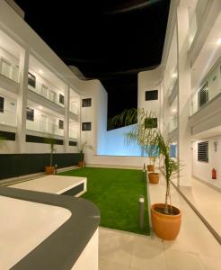 een binnenplaats in een gebouw met een groen gazon bij TARIFA MOON The best place to be in Tarifa