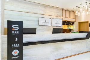 Postel nebo postele na pokoji v ubytování 丽呈君顿酒店重庆解放碑步行街洪崖洞店