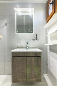 アギア・ペラギアにあるAriella, Cozy Apartment Near the Beachの洗面台と窓のあるバスルーム