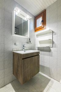 アギア・ペラギアにあるAriella, Cozy Apartment Near the Beachの洗面台と鏡のあるバスルーム
