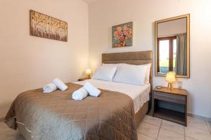 アギア・ペラギアにあるAriella, Cozy Apartment Near the Beachの枕が2つ置かれたベッドのある寝室