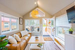 TV a/nebo společenská místnost v ubytování Rainforest Tiny Home Retreat #22 Nordic