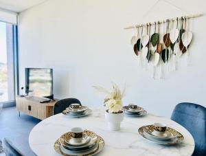 Ruang duduk di Golden Sunset Retreat In Olympic Park +1 gambar