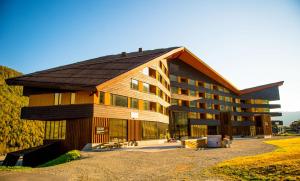 米尔克河谷Myrkdalen Resort Hotel的大型建筑,有 ⁇ 帽屋顶