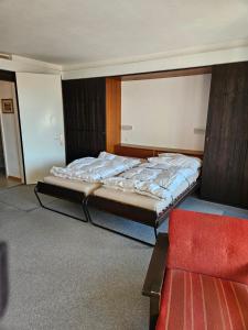Postel nebo postele na pokoji v ubytování Ferienwohnungen Chesa Clois 24 + 37 fotografií