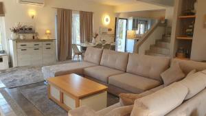 Posedenie v ubytovaní Βίλα με Υπέροχη Θέα Porto Cheli Villa Luxury Kounoupisea