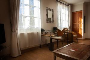 TV a/nebo společenská místnost v ubytování L'Aubinière Hôtel Restaurant & Spa