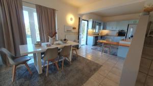 Kuchyňa alebo kuchynka v ubytovaní Βίλα με Υπέροχη Θέα Porto Cheli Villa Luxury Kounoupisea