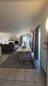 Kuchyňa alebo kuchynka v ubytovaní Βίλα με Υπέροχη Θέα Porto Cheli Villa Luxury Kounoupisea
