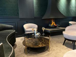 Le Trophée Boutique Hôtel Spa- La Loggia Appart'hôtel的休息区