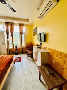 TV a/nebo společenská místnost v ubytování PC Kunj Kasauli hills Homestay Kanda-Gandhol