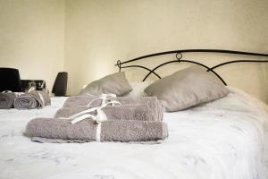 ローマにあるAppartamento Residence Sole e Lunaのベッドの上に座るタオル2枚
