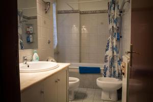 W łazience znajduje się umywalka, toaleta i prysznic. w obiekcie Appartamento Residence Sole e Luna w Rzymie