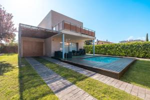 a house with a swimming pool in the yard at Villa Vidalet solo familias in Cambrils