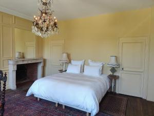 Le Château du Sollier - Charme calme et confort climatisation à 5mn du peage客房内的一张或多张床位