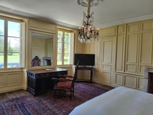 Le Château du Sollier - Charme calme et confort climatisation à 5mn du peage的电视和/或娱乐中心