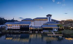 景德镇景德镇西山湖凯莱度假酒店(景德镇中国陶瓷博物馆店）的水面上的大型建筑