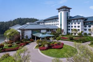 景德镇景德镇西山湖凯莱度假酒店(景德镇中国陶瓷博物馆店）的享有酒店空中景色,拥有一座大型建筑 更多24张照片