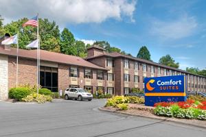 a courthouse suites building with a car parked in front at Comfort Suites Boone - University Area in Boone