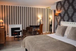 Le Trophée Boutique Hôtel Spa- La Loggia Appart'hôtel客房内的一张或多张床位