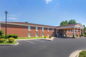 ウィリアムストンにあるQuality Inn Williamstonの赤レンガ造りの大型建物(駐車場付)
