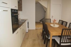 Una cocina y un comedor con mesa y sillas. en Escapade en bord de Dordogne, en Bourg-sur-Gironde 13 fotos más